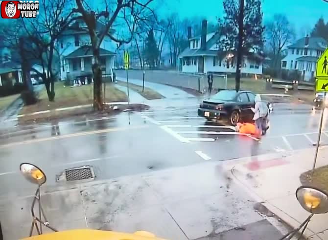Video :She rescues a pupil from a car accident even though she is struck